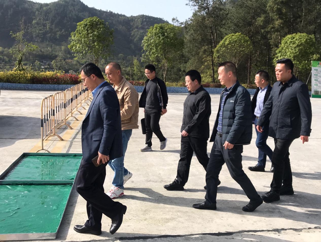黔江區(qū)政府副區(qū)長(zhǎng)毛立新率區(qū)政府辦一級(jí)調(diào)研員龐友文、區(qū)環(huán)保執(zhí)法支隊(duì)長(zhǎng)徐華章等到重慶69畜牧調(diào)研