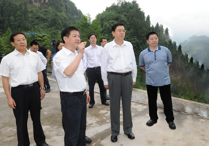 時(shí)任國務(wù)院副總理、中共中央政治局委員、重慶市委書記張德江視察重慶69